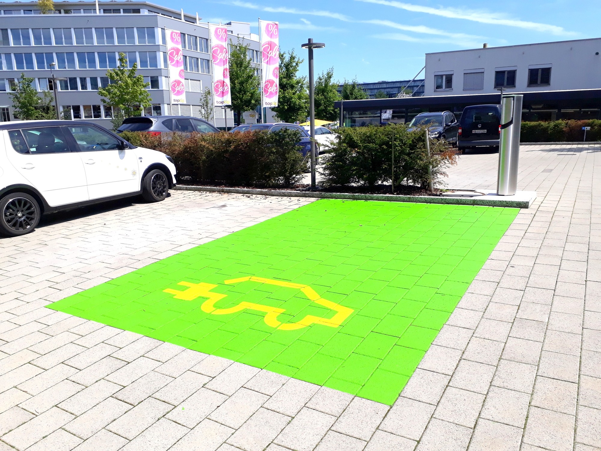 Firmenparkplätze ausrüsten mit elmoove und den Elektroauto Ladestationen