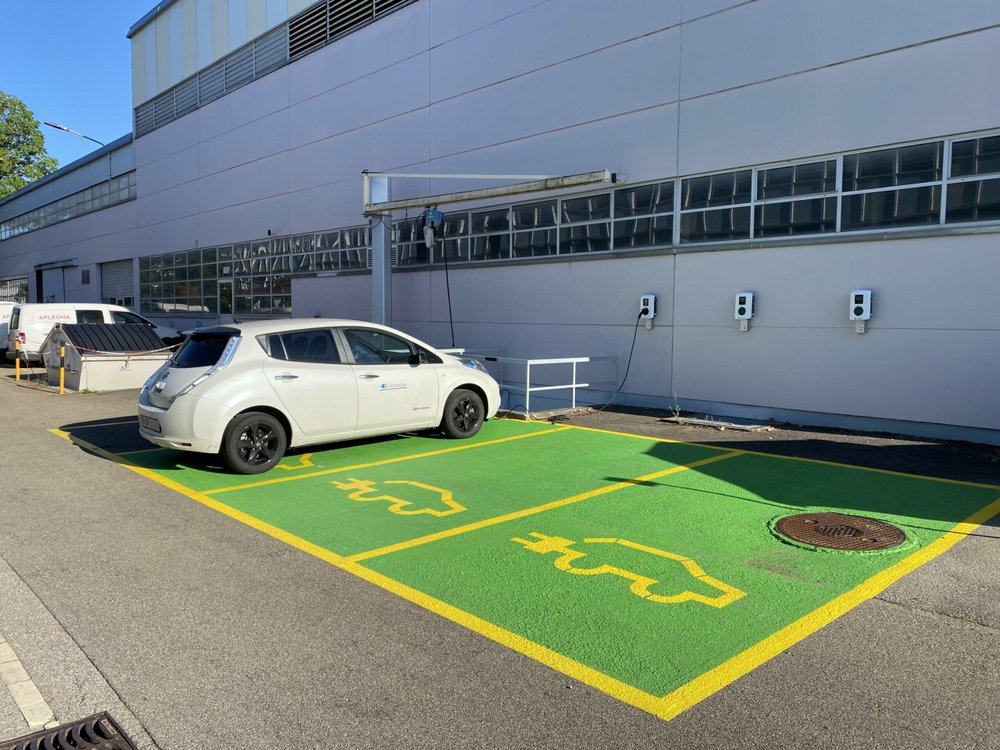 Firmen Parkplatz Elektroauto aufladen Lastmanagement Ladestation Alfen